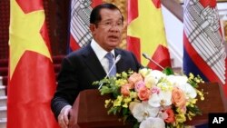 Cambodian Prime Minister Hun Sen speaks to reporters during a joint press briefing with his Vietnamese counterpart Nguyen Xuan Phuc in Hanoi, Vietnam, Dec. 7, 2018.