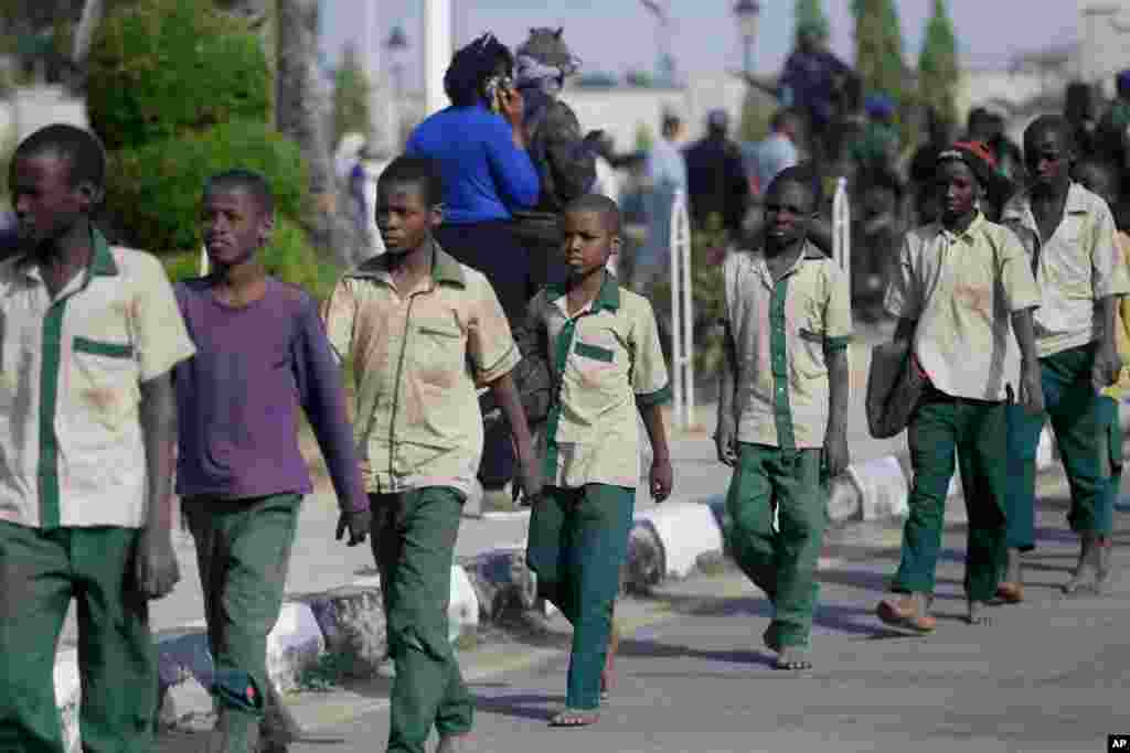 나이지리아 카트시나에서 지난주 이슬람 테러조직 보코하람에 납치당했던 300여명의 국립과학학교 남학생들이 풀려났다. 보코하람의 지도자 아부바카르 세카우는 자신이 이끄는 조직이 학교의 비이슬람적인 서구 교육을 막기 위해 납치극을 벌였다고 주장했다.