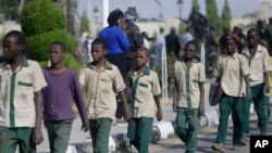 나이지리아 카트시나에서 지난주 이슬람 테러조직인 보코하람에 납치당했던 300여명의 국립과학학교 남학생들이 풀려났다. 보코하람의 지도자 아부바카르 세카우는 자신이 이끄는 조직이 학교의 비이슬람적인 서구 교육을 막기 위해 납치극을 벌였다고 주장했다. 