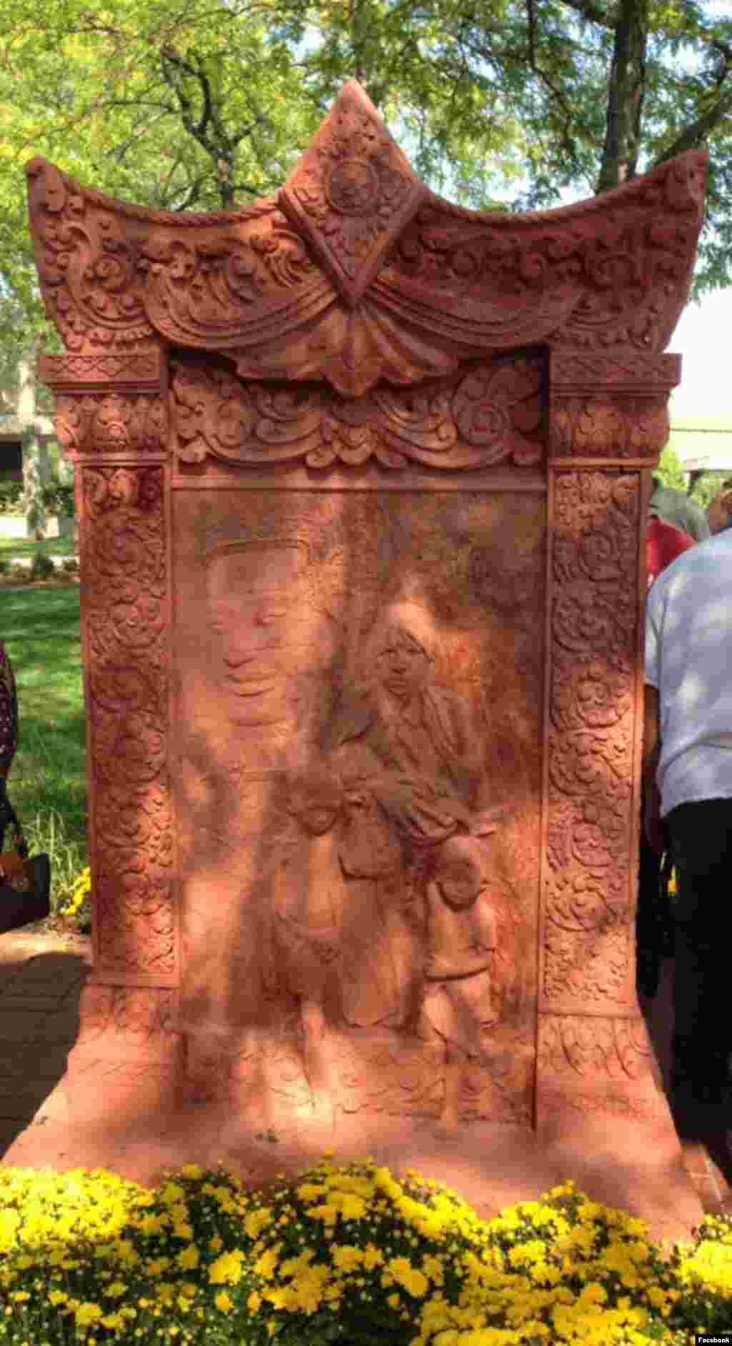 បូជនីយដ្ឋាន​ដែល​បង្ហាញ​រូប​ស្ត្រី​ជន​ភៀស​ខ្លួន​ខ្មែរ​ម្នាក់​កំពុង​ពរកូន​នៅ​ក្នុង​ដៃ ត្រូវបាន​សាងសង់​ឡើង នៅ​ទីក្រុង​ឡូវែល រដ្ឋ​ម៉ាសាឈូសេត (Massachusetts) សហរដ្ឋ​អាមេរិក ដើម្បី​រំឭក​ប្រវត្តិ​នៃ​ជនភៀស​ខ្លួន​ខ្មែរ​មក​ទឹកដី​សហរដ្ឋ​អាមេរិក នៅ​ថ្ងៃអាទិត្យ ទី២៤ ខែកញ្ញា ឆ្នាំ២០១៧។ (រូបថត​ដក​ស្រង់​ពី​ហ្វេសប៊ុក)