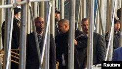 ნიუ-იორკის ოლქის პროკურორი, ელვინ ბრეგი მანჰეტენის სისხლის სამართლის სასამართლოს შესასვლელში. 4 აპრილი, 2023, ნიუ-იორკი.