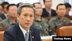 김관진 한국 국방부 장관이 22일 국회 국방위에서 의원질의에 답변하고 있다. 