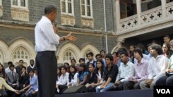 Presiden Barack Obama saat menjawab pertanyaan mahasiswa di St. Xavier's College di Mumbai, India, Minggu 7 November 2010.