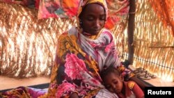 Հանան Իդրիսը, 22-ամյա երկու երեխաների մայր, սահմանամերձ Ադրե քաղաքում, Չադ, 14 նոյեմբերի, 2023թ.