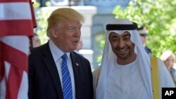 Presiden Donald Trump menyambut Putra Mahkota Abu Dhabi Sheikh Mohammed bin Zayed Al Nahyan di Gedung Putih, Washington DC, 15 Mei 2017.