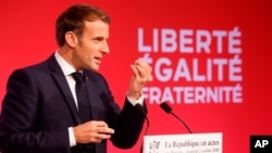 Fransiya rahbari Emmanuel Makron radikalizm va separatizmga qarshi so'zlamoqda. Le-Myuro, 2-oktabr, 2020. 