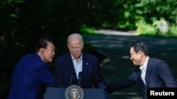 
조 바이든 미국 대통령과 윤석열 한국 대통령, 기시다 후미오 일본 총리가 지난해 8월 워싱턴 인근 캠프 데이비드에서 정상회의에 이어 공동회견을 했다.