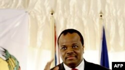 Le roi Mswati III lors du 32ème sommet de la Communauté de développement de l'Afrique australe (SADC) au Centre de conférences Joaquim Chissano de Maputo, au Mozambique, le 17 août 2012. AFP PHOTO / STEPHANE DE SAKUTIN