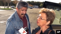 Les parents de Marcos Alonso Zea répondant aux questions des reporters.