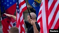 Anggota kelompok supremasi kulit putih berkumpul di West Allis, Wisconsin, 3 September 2011.