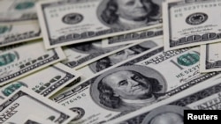 Uang kertas seratus dolar AS terlihat dalam ilustrasi gambar ini, 7 Februari 2011. Seorang siswa SMA yang diterima di Universitas Harvard meminta sekolahnya agar memberikan beasiswa bernilai $40.000 yang diterimanya kepada seseorang. (Foto: Reuters)