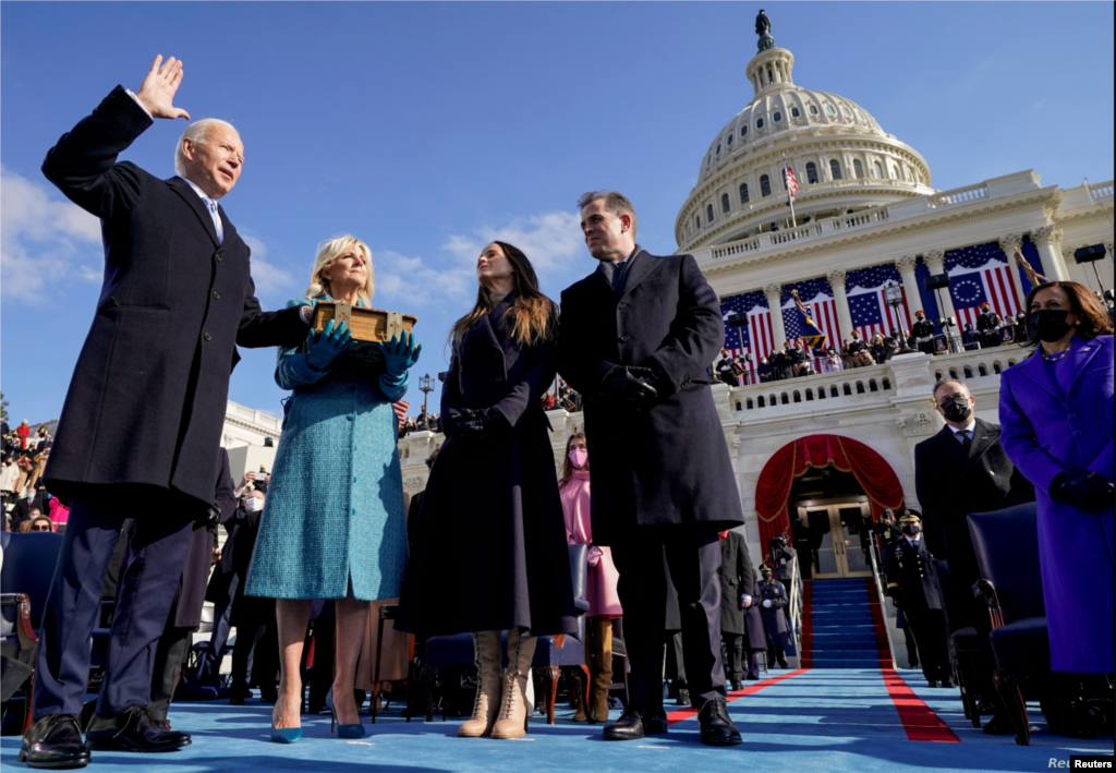 Joe Biden akiapa kuwa &nbsp;rais wa &nbsp;46th wa Marekani mbele ya Jaji Mkuu John Roberts huku mkewe Jill Biden akishikilia Bibilia nje ya Jengo la Bunge la Marekani.&nbsp;