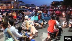 រូបឯកសារ៖ ប្រជាពលរដ្ឋ​ធ្វើដំណើរ​លើ​ផ្លូវ​សុធារស ក្នុង​ទីក្រុង​ភ្នំពេញ​នៃ​ប្រទេស​កម្ពុជា​នៅ​ថ្ងៃទី២៦ ខែតុលា ឆ្នាំ២០១៤។ (នូវ ពៅលក្ខិណា/VOA)