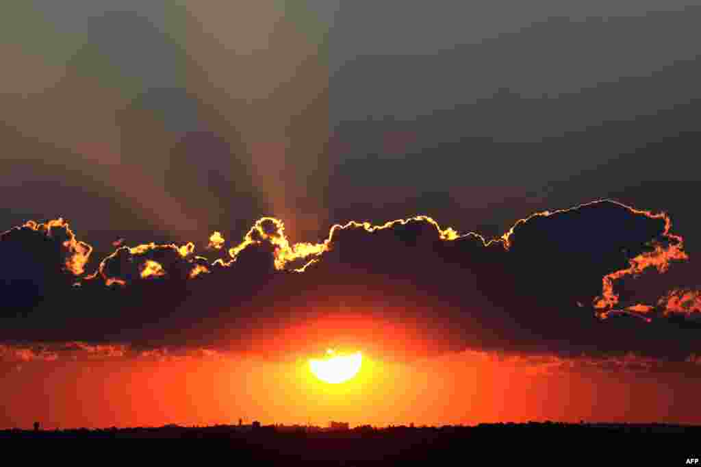 Matahari terbenam di Johannesburg, Afrika Selatan, seiring dengan diperingatinya Hari Perempuan di negara itu.