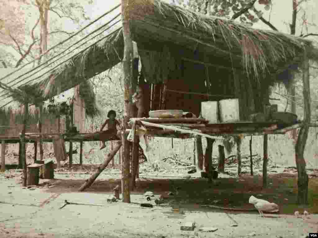 រូបថតថតដោយលោក Michael Vickery ដែល​ត្រូវបាន​ដាក់បង្ហាញនៅក្នុងពិពរណ៌រូបថតនៅមជ្ឈមណ្ឌលបុប្ផាណា កាលពីថ្ងៃព្រហស្បតិ៍ ទី១១ ខែតុលា ឆ្នាំ២០១៨។ (ណឹម សុភ័ក្រ្តបញ្ញា/VOA) 