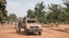 Des miliciens de la Coalition des patriotes du changement (CPC) patrouillent dans le village de Niakari, qui marque la ligne de front avec l'armée centrafricaine et ses alliés, au nord de Bangassou, le 30 janvier 2021.