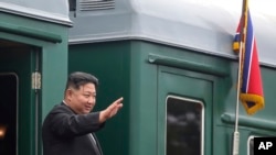 Pemimpin Korea Utara Kim Jong Un melambaikan tangannya saat akan menaiki keretanya meninggalkan Artyom, di dekat Vladivostok, Rusia, pada 17 September 2023. (Foto: Government of Primorsky Krai Region via AP)