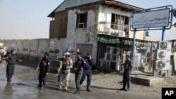 Personil keamanan Afghanistan memeriksa lokasi serangan bunuh diri di dekat kantor komisi pemilu di Kabul, Afghanistan, Senin, 29 Oktober 2018. (Foto: dok).