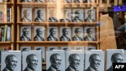  바락 오바마 전 대통령의 세번째 회고록인 '약속의 땅'이 17일 워싱턴의 한 서점에서 판매되고 있다. 