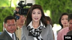 Yingluck Shinawatra, pemimpin partai Pheu Thai, saat tiba untuk pertemuan pembentukan koalisi di sebuah hotel di Bangkok (4/7).