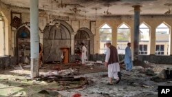 Warga di dalam masjid setelah ledakan bom di pronvisi Kunduz, Afghanistan utara pada 8 Oktober 2021. (Foto: File)