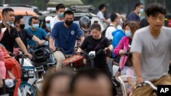코로나 델타 변이 바이러스가 확산되고 있는 중국 베이징에서 지난 4일 사람들 마스크를 착용하고 있다. 