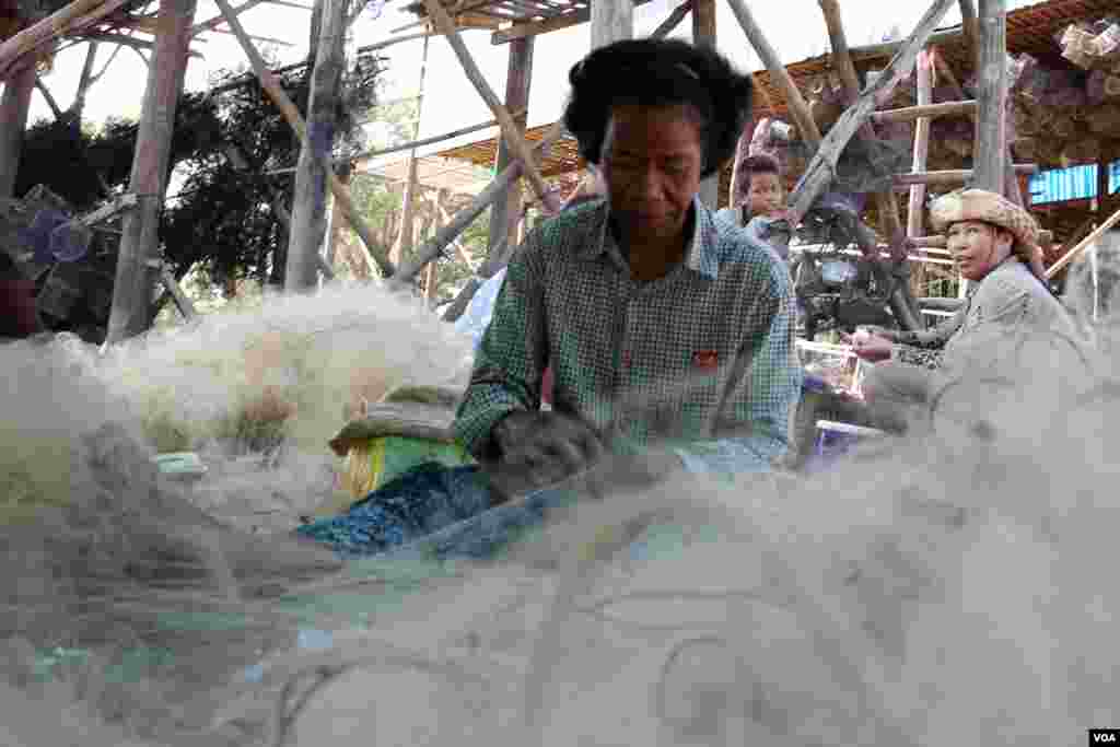 ស្រ្តី​ម្នាក់​កំពុង​ដេរ​សំណាញ់​ត្រី​ នៅ​ក្នុង​ភូមិ​កំពង់​ភ្លុក​ ខេត្ត​សៀមរាប​ កាល​ពី​ថ្ងៃ​ទី​៥​ ខែ​ធ្នូ​ ឆ្នាំ​២០១៥។​ (នូវ​ ពៅ​លក្ខិណា/VOA)​