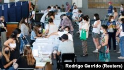 Des Chiliens attendent de voter lors des élections présidentielles et parlementaires à Santiago, au Chili, le 21 novembre 2021. 