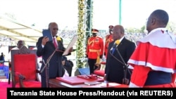 Le président John Magufuli (à g.), lors de sa prestation de serment jeudi à Dodoma, la capitale de la Tanzanie. 