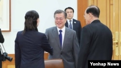 ប្រធានាធិបតី​កូរ៉េខាងត្បូង​ចាប់​ដៃ​ជាមួួ​ប្អូនស្រី​របស់​មេដឹកនាំ​កូរ៉េខាងជើងនៅ​ក្នុង​កិច្ច​ប្រជុំ​នៅ​ក្នុង​ទីក្រុង​សេអ៊ូល​កាលពី​ថ្ងៃទី១០ កុម្ភៈ ២០១៨។