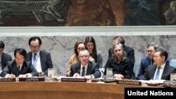 Jeffrey Feltman (au centre), Secrétaire général adjoint aux affaires politiques, s'adresse à la réunion du Conseil de sécurité sur la situation au Myanmar, 12 décembre 2017. 