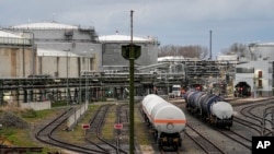 2022년 4월 6일, 독일 쾰른 근처 베셀링의 석유 탱크 인근에 대기 중인 차량들의 모습.