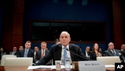 រដ្ឋ​មន្ត្រី​ក្រសួង​សន្តិសុខ​មាតុភូមិ​ លោក​ John Kelly ស្តាប់​សំណួរ​ នៅ​ពេល​ដែល​លោក​ផ្តល់​សក្ខីកម្ម​នៅ​ក្នុង​វិមាន​សភា Capitol Hill ក្នុង​រដ្ឋធានី​វ៉ាស៊ីនតោន កាលពី​ថ្ងៃទី៧ ខែកុម្ភៈ ឆ្នាំ២០១៧។ 