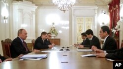 지난 2016년 기시다 후미오(오른쪽) 당시 일본 외무상이 상트페테르부르크에서 블라디미르 푸틴(왼쪽) 러시아 대통령과 회동하고 있다. (자료사진)