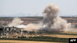 Asap membubung saat pasukan pemerintah Suriah menyerang desa Sheikh Mustafa di Provinsi Idlib yang dikuasai kelompok militan, 27 Mei 2019. 