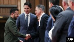 Ukrajinski predsednik Volodimir Zelenski, sa premijerom Džastinom Trudoom, rukuje se sa predsednikom Predstavničkog doma Entonijem Rotom. 22. septembra 2023 u Otavi, u Kanadi. (Foto: AFP /Dave Chan)