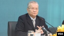 រូបភាព​ឯកសារ​៖ លោក ស៊ិក ប៊ុនហ៊ុក ប្រធាន​គណៈ​កម្មការ​រៀបចំ​ការ​បោះឆ្នោត គ.ជ.ប នៅ​ក្នុង​កិច្ច​ពិភាក្សា​មួយ​ទាក់ទង​នឹង​ការ​ចុះឈ្មោះ​បោះឆ្នោត ក្នុង​រាជធានី​ភ្នំពេញ​ កាល​ពី​ថ្ងៃ​ទី​៥​ ខែ​សីហា​ ឆ្នាំ​២០១៦។ (ហ៊ាន សុជាតា/VOA)