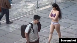  آهو دریایی، مشهور به دختر علوم و تحقیقات که در اعتراض به حجاب اجباری نیمه‌برهنه شد.