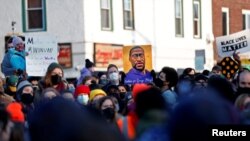 Masyarakat bereaksi setelah putusan pengadilan terhadap mantan perwira polisi Minneapolis, Derek Chauvin, yang dinyatakan bersalah atas kematian George Floyd, di George Floyd Square di Minneapolis, Minnesota, AS, 20 April 2021. (Foto: REUTERS/Octavio Jones)