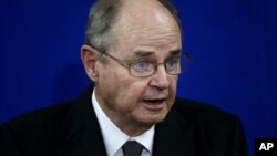 제임스 도빈스 전 국무부 유럽담당 차관보.