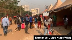 Des Camerounais font la queue lors d'une vente promotionnelle boulevard du 20 mai à Yaoundé pour acheter du riz importé le 13 janvier 2025. (Emmanuel Jules Ntap / VOA)