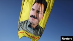 ARSIP – Sebuah spanduk dengan gambar pemimpin pemberontah Kurdi yang dipenjarakan, Abdullah Ocalan, tampak dalam unjuk rasa menentang serangan Turki pada kota Afrin di Qamishli, Suriah, 30 Januari 2018 (foto: Reuters/Rodi Said/Foto Arsip)