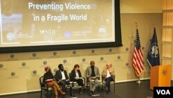 ក្រុម​វាគ្មិន​និង​អ្នក​សម្របសម្រួល​ធ្វើ​​កិច្ច​ពិភាក្សា​ស្តី​ពី​«‍របៀបវារៈ​អភិបាលកិច្ច​សម្រាប់​បង្ការ​អំពើ​ហិង្សា​ក្នុង​រដ្ឋ​ដែល​ងាយ​បែក​បាក់» ធ្វើ​ឡើង​នៅ​​រដ្ឋធានី​វ៉ាស៊ីនតោន​កាលពី​ថ្ងៃ​ទី​៧​ ខែ​មករា​ ឆ្នាំ​២០២០។ (សាយ មុន្នី/VOA)