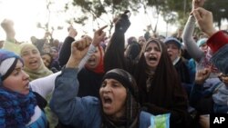 Des manifestants Egyptiens scandent des slogans anti-gouvernement au Caire