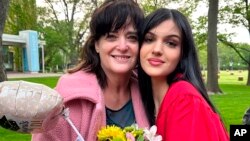 جودیت رانان (چپ) در کنار دخترش ناتالی پس از آزادی از اسارت حماس.