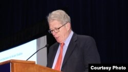 លោក David Chandler បាន​ទទួល​ពាន​រង្វាន់​កំពូល​ពី​សមាគម​សម្រាប់​ការសិក្សា​តំបន់​អាស៊ី នៅ​សន្និសីទ​ប្រចាំ​ឆ្នាំ​ ២០១៨ របស់​សមាគម​នេះ ​ក្នុង​រដ្ឋធានី​វ៉ាស៊ីនតោន កាល​ពី​ថ្ងៃ​ទី​២២ ដល់​ថ្ងៃ​ទី​២៥ ខែ​មីនា។ (រូបថតផ្តល់ឲ្យដោយ Association for Asian Studies)