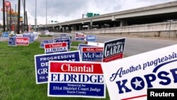 Poster-poster kampanye politik tampak di luar sebuah TPS di Austin, Texas, 5 Maret 2018 menjelang siklus pemilihan midterm 2018 nasional (foto: REUTERS/Jon Herskovitz/Foto Arsip)
