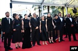 محمد رسول‌اف و تعدادی از عوامل و بازیگران فیلم