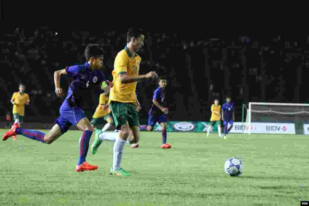 ការ​ប្រកួត​បាល់​ទាត់​ពាន​រង្វាន់​យុវជន​អាស៊ាន​ក្រោម​អាយុ​១៦​ រវាងក្រុមជម្រើសជាតិកម្ពុជា និង អូស្រ្តាលី កាលពីថ្ងៃទី៣០ ខែកក្កដា ឆ្នាំ២០១៥ នៅពហុកីឡាដ្ឋានជាតិអូឡាំពិក។ កម្ពុជាបានចាញ់អូស្រ្តាលី ក្នុង​លទ្ធផល​០​ទល់​នឹង​៤​។ (ប៉ាង ចំណាន/VOA)