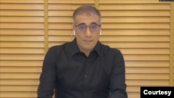 রেডিও ফার্দার সাবেক সাংবাদিক ও ইরানি-আমেরিকান যৌথ নাগরিক রেজা ওয়ালিজাদেহ’র তারিখবিহিন সামাজিক মাধ্যমের একটি ছবি। । বলা হচ্ছে তাকে ২০২৪ সালের সেপ্টেম্বরে ইরানে গ্রেপ্তার করা হয়।
